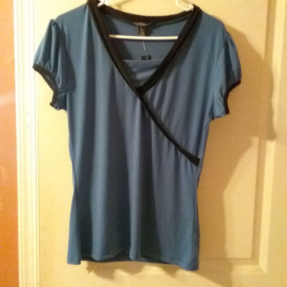 Zena Essentials NWT scrubs top size large
